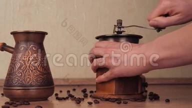 咖啡机磨咖啡豆。 咖啡磨坊，桌上有吐尔卡咖啡。 在咖啡机里，他们祈祷咖啡。